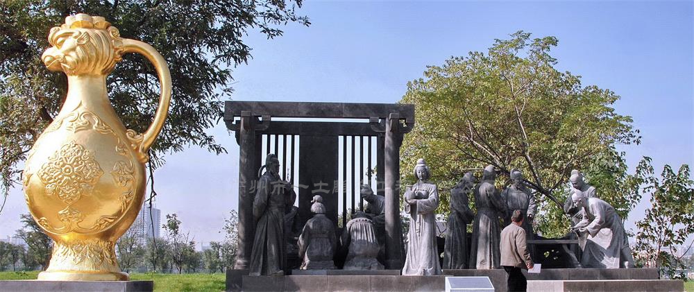 《盛事風(fēng)華NO.2》西安市大明宮國家遺址公園 尺寸13米×3.2米×5.4米 材料 花崗巖 鑄銅 金箔a.jpg
